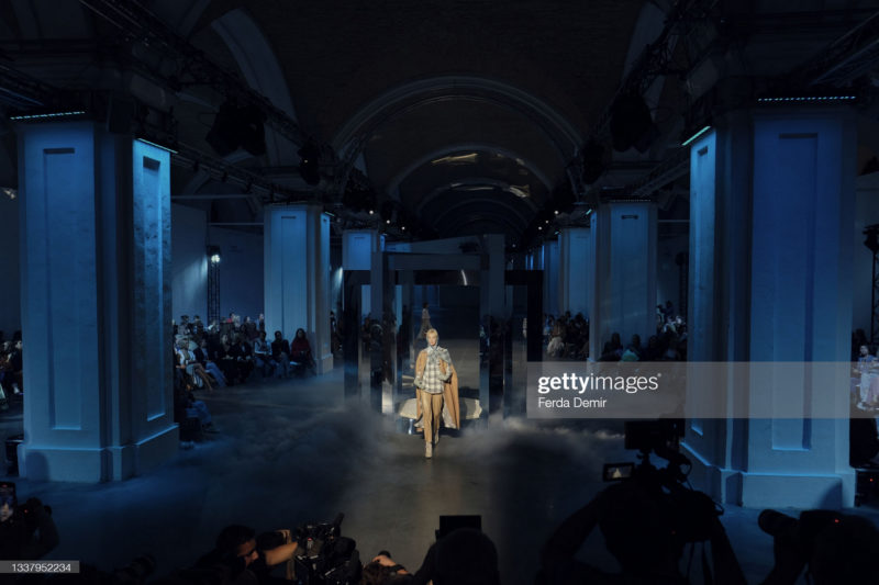 fashionweek, details, runway, designer, model, female, male, style, outfits, trend, lights, backstage, spring, accessories, winter, fall, looks, image, lookbook, editorial, modellife, fashiondays, wear, dress, design, moda haftası, tasarımcı, kadın, erkek, stil, campain, moda, makyaj, saç, makeup, hair, canon, mark4, celebrity, image, portrait, social, media, photographer, fashion photographer, 85mm, 35mm, 70-200mm, still life, fw, film festivali, colourful, shoes, venue, product, shooting, competition, event, concert, actors, celebrities, moda fotoğrafçısı,film festival, paris fashion week, Londra fashion week, Milano fashion week, Paris Fashion week, İstanbul Fashion Week, New York Fashion Week Magazine, stylish, fotoğraf Çekim fiyatı, fotoğraf çekim fikirleri, filtre, seo, ünlü moda fotoğrafçısı, eğitim, staj, defile,